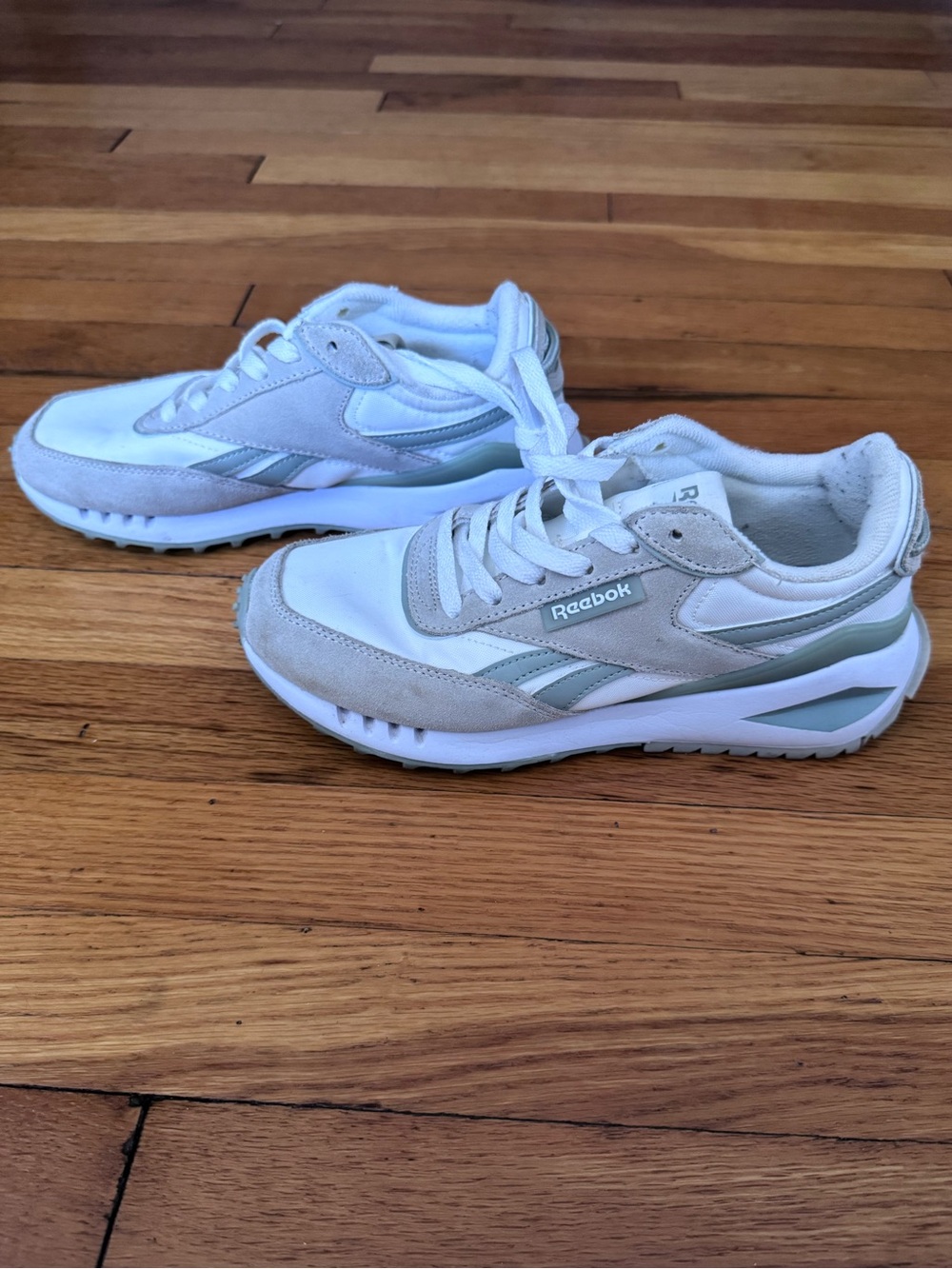 Reebok Womens Classic White & Light Gray Sneakers Size 7